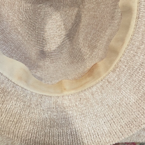 Neutral hat perfect for spring. - Picture 3 of 6